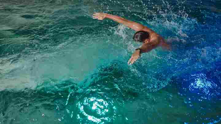 Плавання як лікування: користь для хребта